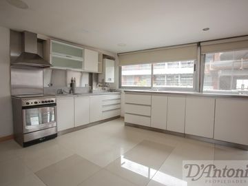 Piso exclusivo en Caballito: 4 ambientes, suite, cochera S.U.M. con parrilla y gran balcón