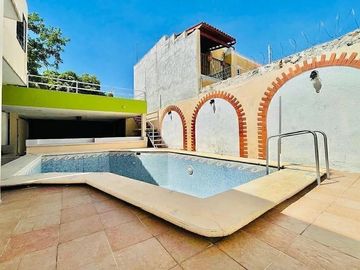 CASA EN VENTA EN ESQUINA| EN MERIDA, A DOS CALLES DE PASEO MONTEJO