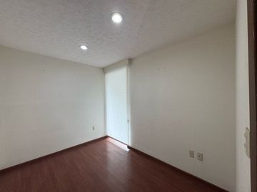 Casa en venta en calle cerrada  con portón eléctrico, de 8 casas, en Avenida La Asunción y Avenida Estado de México, a la vuelta de Portofino.
