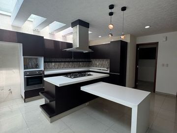 Casa en venta en calle cerrada  con portón eléctrico, de 8 casas, en Avenida La Asunción y Avenida Estado de México, a la vuelta de Portofino.