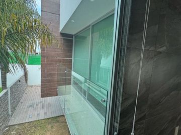 Casa en venta en calle cerrada  con portón eléctrico, de 8 casas, en Avenida La Asunción y Avenida Estado de México, a la vuelta de Portofino.