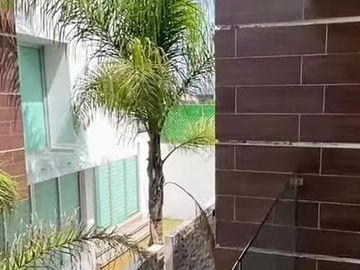 Casa en venta en calle cerrada  con portón eléctrico, de 8 casas, en Avenida La Asunción y Avenida Estado de México, a la vuelta de Portofino.