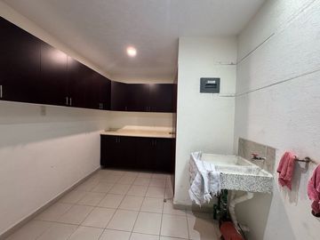 Casa en venta en calle cerrada  con portón eléctrico, de 8 casas, en Avenida La Asunción y Avenida Estado de México, a la vuelta de Portofino.