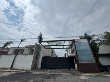 Casa en venta en calle cerrada  con portón eléctrico, de 8 casas, en Avenida La Asunción y Avenida Estado de México, a la vuelta de Portofino.
