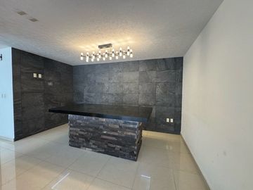 Casa en venta en calle cerrada  con portón eléctrico, de 8 casas, en Avenida La Asunción y Avenida Estado de México, a la vuelta de Portofino.