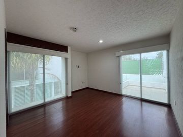 Casa en venta en calle cerrada  con portón eléctrico, de 8 casas, en Avenida La Asunción y Avenida Estado de México, a la vuelta de Portofino.