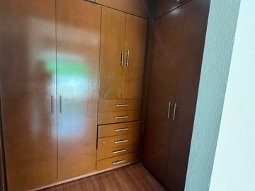 Casa en venta en calle cerrada  con portón eléctrico, de 8 casas, en Avenida La Asunción y Avenida Estado de México, a la vuelta de Portofino.