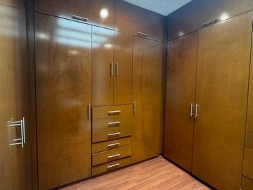 Casa en venta en calle cerrada  con portón eléctrico, de 8 casas, en Avenida La Asunción y Avenida Estado de México, a la vuelta de Portofino.