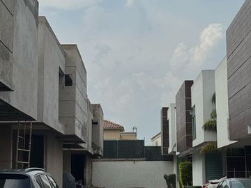 Casa en venta en calle cerrada  con portón eléctrico, de 8 casas, en Avenida La Asunción y Avenida Estado de México, a la vuelta de Portofino.