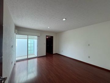 Casa en venta en calle cerrada  con portón eléctrico, de 8 casas, en Avenida La Asunción y Avenida Estado de México, a la vuelta de Portofino.