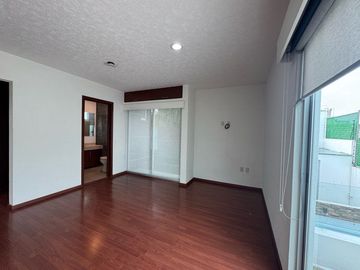 Casa en venta en calle cerrada  con portón eléctrico, de 8 casas, en Avenida La Asunción y Avenida Estado de México, a la vuelta de Portofino.