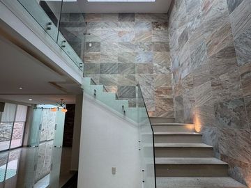 Casa en venta en calle cerrada  con portón eléctrico, de 8 casas, en Avenida La Asunción y Avenida Estado de México, a la vuelta de Portofino.