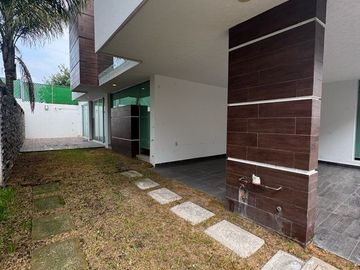Casa en venta en calle cerrada  con portón eléctrico, de 8 casas, en Avenida La Asunción y Avenida Estado de México, a la vuelta de Portofino.