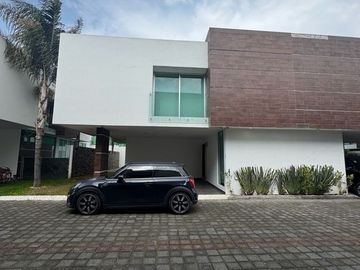 Casa en venta en calle cerrada  con portón eléctrico, de 8 casas, en Avenida La Asunción y Avenida Estado de México, a la vuelta de Portofino.