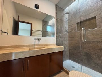 Casa en venta en calle cerrada  con portón eléctrico, de 8 casas, en Avenida La Asunción y Avenida Estado de México, a la vuelta de Portofino.