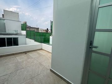 Casa en venta en calle cerrada  con portón eléctrico, de 8 casas, en Avenida La Asunción y Avenida Estado de México, a la vuelta de Portofino.