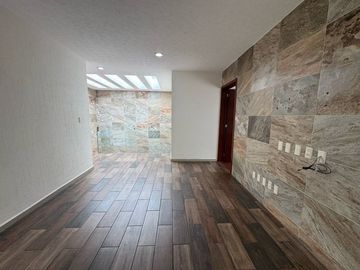Casa en venta en calle cerrada  con portón eléctrico, de 8 casas, en Avenida La Asunción y Avenida Estado de México, a la vuelta de Portofino.