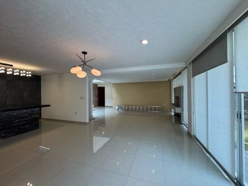 Casa en venta en calle cerrada  con portón eléctrico, de 8 casas, en Avenida La Asunción y Avenida Estado de México, a la vuelta de Portofino.