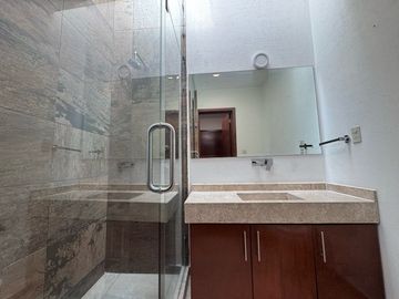 Casa en venta en calle cerrada  con portón eléctrico, de 8 casas, en Avenida La Asunción y Avenida Estado de México, a la vuelta de Portofino.