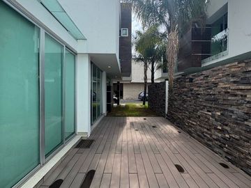 Casa en venta en calle cerrada  con portón eléctrico, de 8 casas, en Avenida La Asunción y Avenida Estado de México, a la vuelta de Portofino.