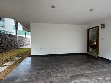 Casa en venta en calle cerrada  con portón eléctrico, de 8 casas, en Avenida La Asunción y Avenida Estado de México, a la vuelta de Portofino.