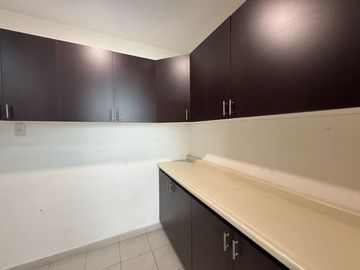 Casa en venta en calle cerrada  con portón eléctrico, de 8 casas, en Avenida La Asunción y Avenida Estado de México, a la vuelta de Portofino.