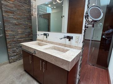 Casa en venta en calle cerrada  con portón eléctrico, de 8 casas, en Avenida La Asunción y Avenida Estado de México, a la vuelta de Portofino.