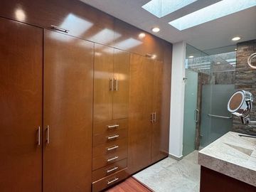 Casa en venta en calle cerrada  con portón eléctrico, de 8 casas, en Avenida La Asunción y Avenida Estado de México, a la vuelta de Portofino.