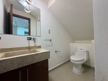 Casa en venta en calle cerrada  con portón eléctrico, de 8 casas, en Avenida La Asunción y Avenida Estado de México, a la vuelta de Portofino.