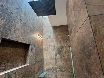 Casa en venta en calle cerrada  con portón eléctrico, de 8 casas, en Avenida La Asunción y Avenida Estado de México, a la vuelta de Portofino.
