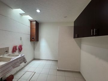 Casa en venta en calle cerrada  con portón eléctrico, de 8 casas, en Avenida La Asunción y Avenida Estado de México, a la vuelta de Portofino.