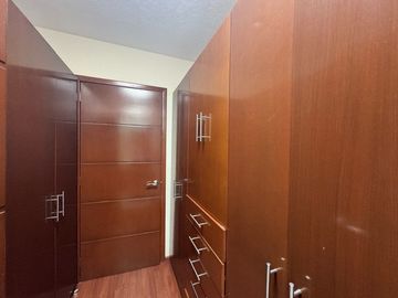 Casa en venta en calle cerrada  con portón eléctrico, de 8 casas, en Avenida La Asunción y Avenida Estado de México, a la vuelta de Portofino.