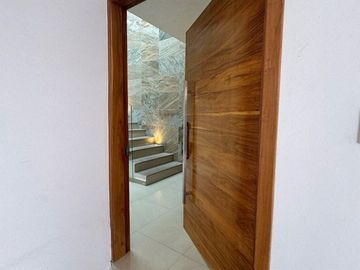 Casa en venta en calle cerrada  con portón eléctrico, de 8 casas, en Avenida La Asunción y Avenida Estado de México, a la vuelta de Portofino.