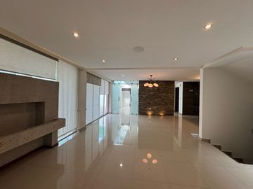 Casa en venta en calle cerrada  con portón eléctrico, de 8 casas, en Avenida La Asunción y Avenida Estado de México, a la vuelta de Portofino.
