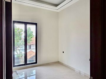 DIJUAL RUMAH INTERNATIONAL VILLAGE CITRALAND 4KT 2LT BARU GRESS DEKAT GWALK