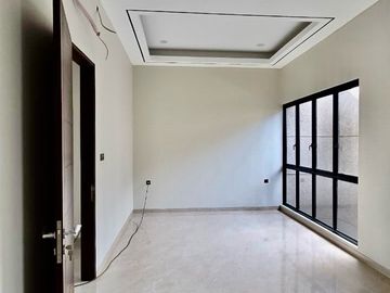 DIJUAL RUMAH INTERNATIONAL VILLAGE CITRALAND 4KT 2LT BARU GRESS DEKAT GWALK