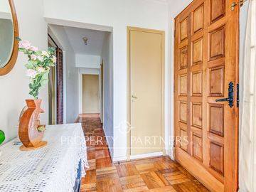 Amplio terreno y gran potencial en casa de un nivel, Manquehue.