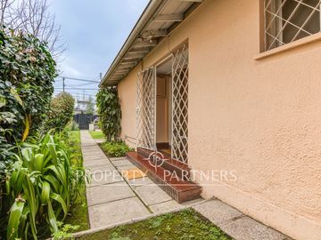 Amplio terreno y gran potencial en casa de un nivel, Manquehue.