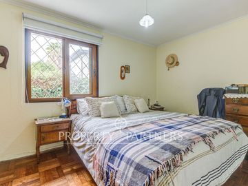 Amplio terreno y gran potencial en casa de un nivel, Manquehue.