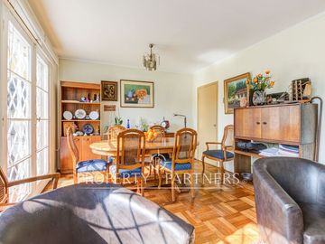 Amplio terreno y gran potencial en casa de un nivel, Manquehue.