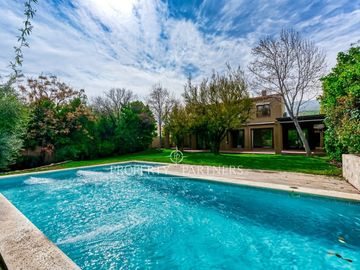 Casa provenzal con quincho y piscina en Casas de Hacienda, Piedra Roja