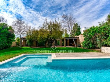 Casa provenzal con quincho y piscina en Casas de Hacienda, Piedra Roja