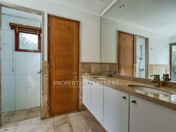 Casa provenzal con quincho y piscina en Casas de Hacienda, Piedra Roja