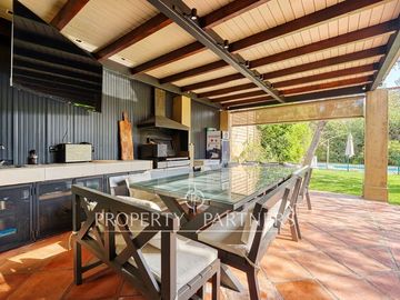 Casa provenzal con quincho y piscina en Casas de Hacienda, Piedra Roja