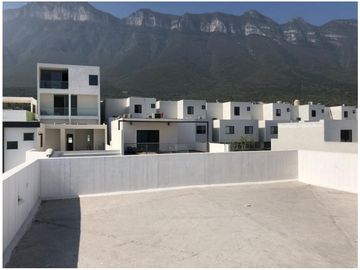 Casa Amplia Equipada en Cumbres Elite Premier de 4 niveles, Garcia