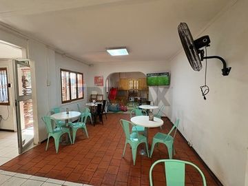 CASA COMERCIAL CON GRAN TERRENO