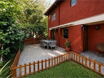 ACOGEDORA CASA RENOVADA; PISCINA; JARDÍN, ÑUÑOA.