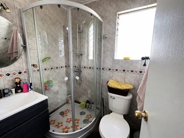 ACOGEDORA CASA RENOVADA; PISCINA; JARDÍN, ÑUÑOA.
