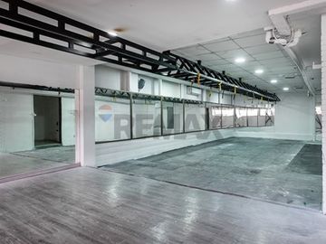 Edificio Corporativo/Comercial Metro Manquehue