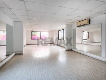 Edificio Corporativo/Comercial Metro Manquehue